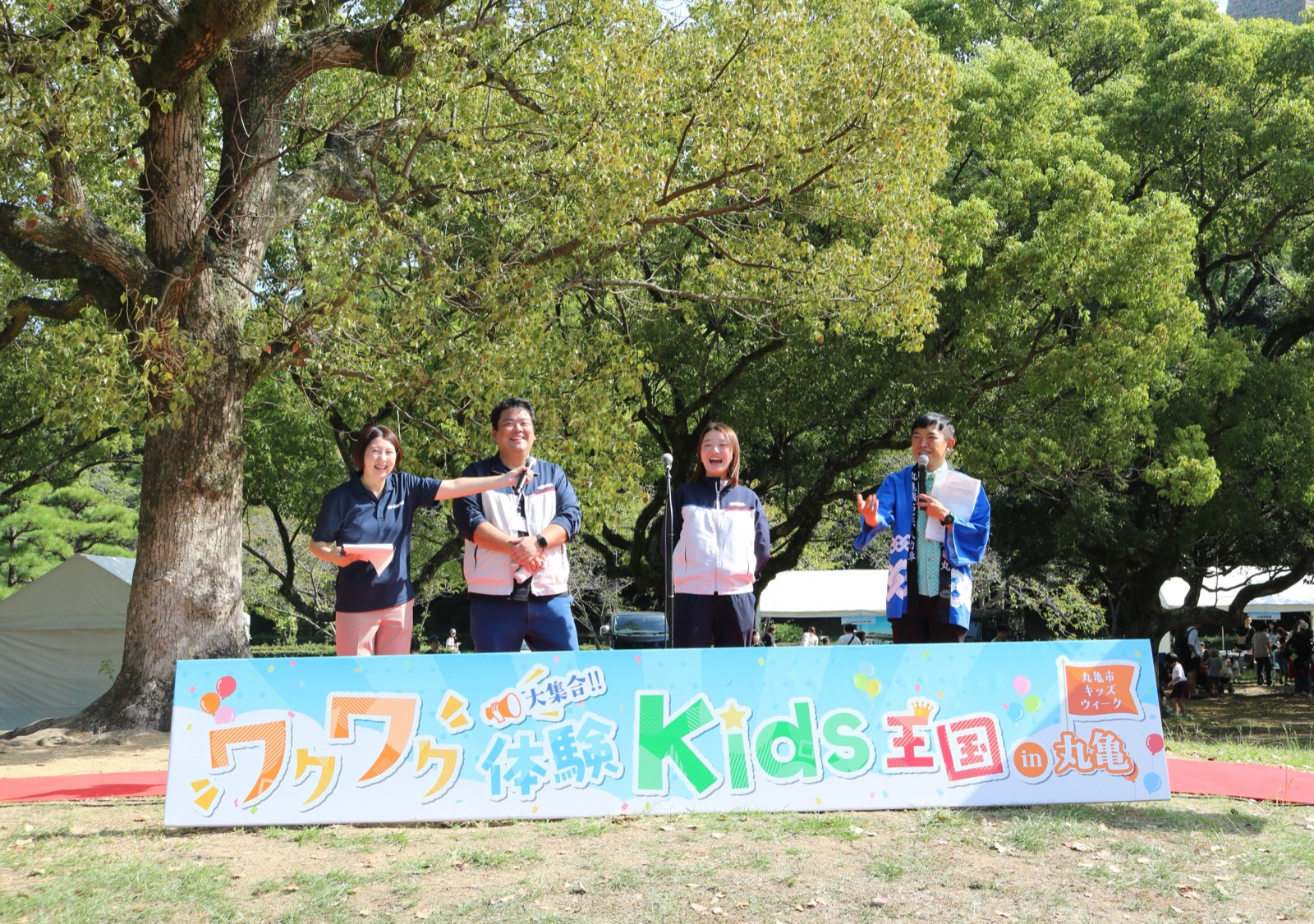 横断幕前での記念のひととき